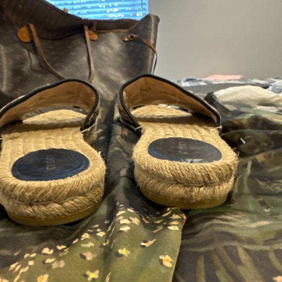 Gucci Brown Sandals with Gold Logo - Picture 3 of 7